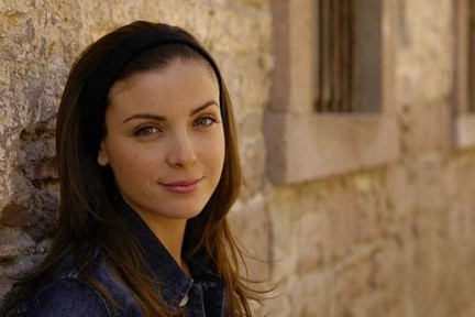 Kalbimdeki Deniz Özge Özberk Kimdir?