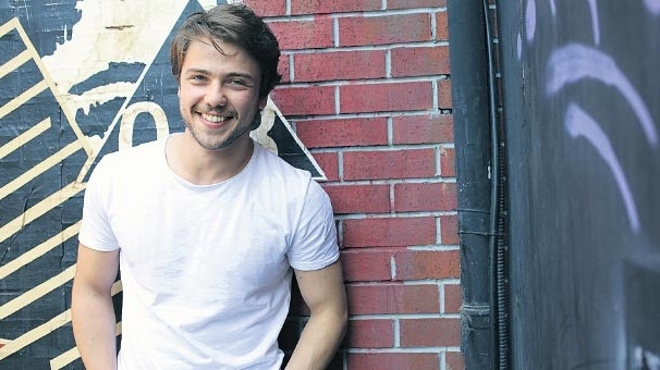 kötü çocuk filmi tolga sarıtaş kimdir